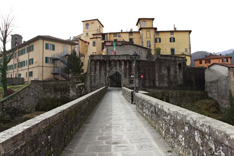 ponte per porta castruccio a Castelnuovo di Garfagnana