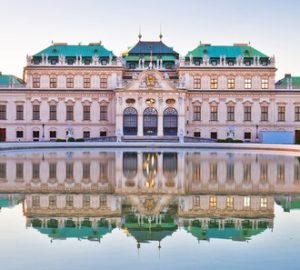 vista panoramica al tramonto del castello di belvedere a Vienna