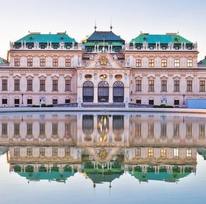 vista panoramica al tramonto del castello di belvedere a Vienna