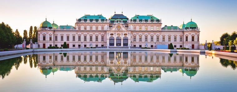 vista panoramica al tramonto del castello di belvedere a Vienna
