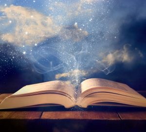 libro magico su tavolo di legno