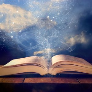 libro magico su tavolo di legno