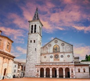 chiesa di spoleto al tramonto