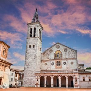 chiesa di spoleto al tramonto