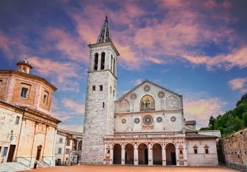 chiesa di spoleto al tramonto