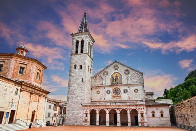 chiesa di spoleto al tramonto