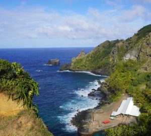 isola di Pitcairn visuale con scogliera e oceano