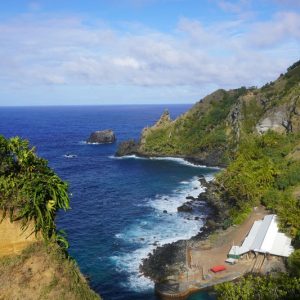 isola di Pitcairn visuale con scogliera e oceano