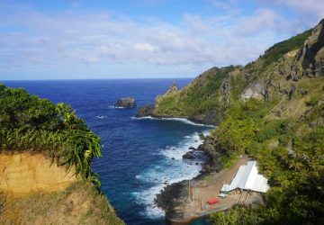 isola di Pitcairn visuale con scogliera e oceano