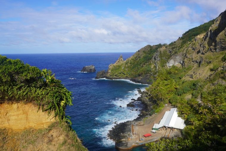 isola di Pitcairn visuale con scogliera e oceano