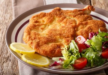 piatto con cotoletta alla milanese e contorno di insalata