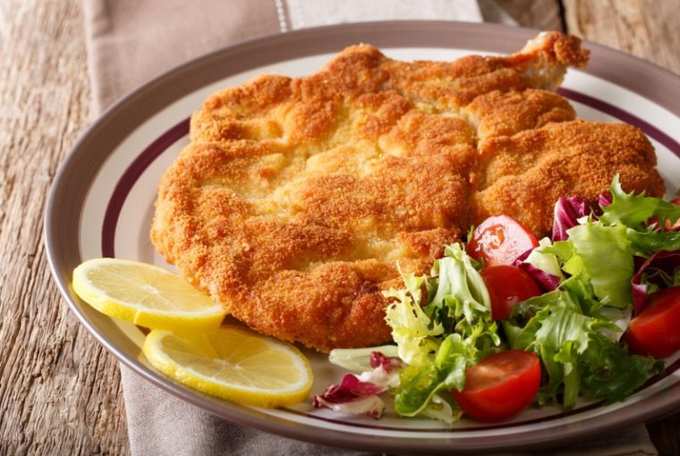 piatto con cotoletta alla milanese e contorno di insalata