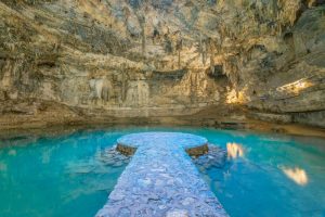 cenote di suytun con piattaforma in pietra