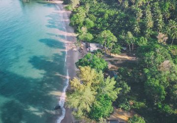 Khao Lak costa dall'alto