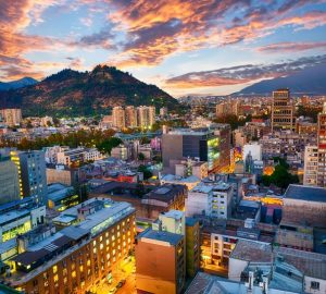 Santiago del Cile di sera panoramica