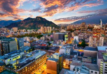 Santiago del Cile di sera panoramica