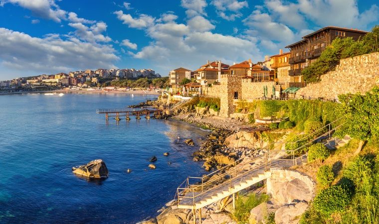 Sozopol è una città della Bulgaria situata nel distretto di Burgas ed è il centro amministrativo del Comune di Sozopol.