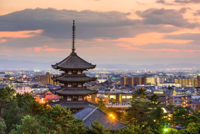 Nara skyline al tramonto