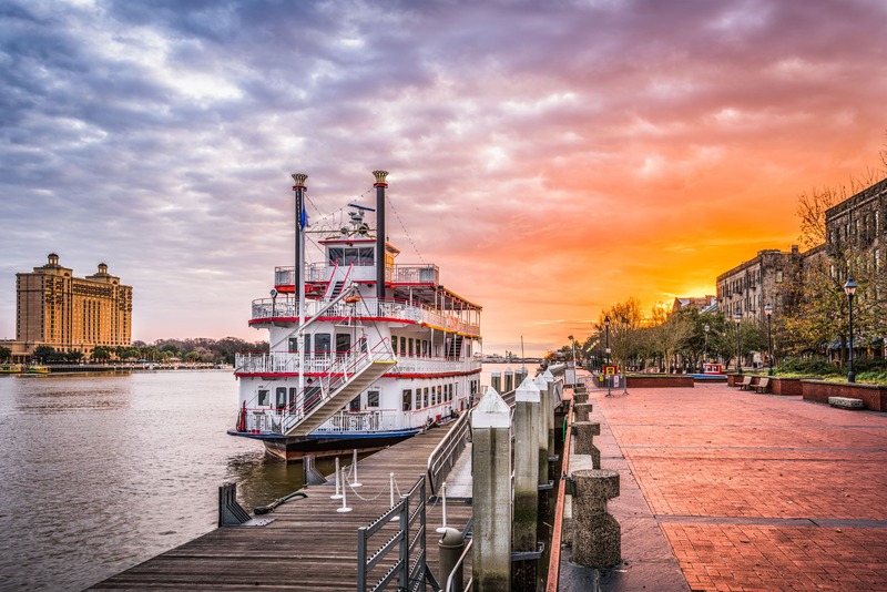 Savannah- lungofiume al tramonto con nave e ponte di legno