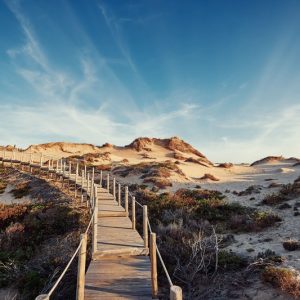Parco Naturale di Sintra‑Cascais; passerella di legno tra la sabbia