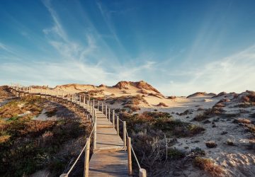 Parco Naturale di Sintra‑Cascais; passerella di legno tra la sabbia