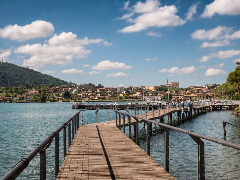 Sarnico lungolago, ponte di legno sul lago