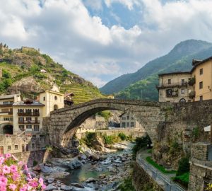 Pont-Saint-Martin, case e ponte romano
