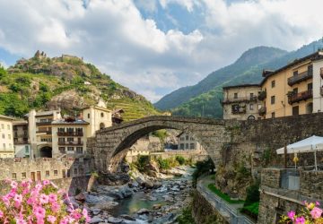 Pont-Saint-Martin, case e ponte romano