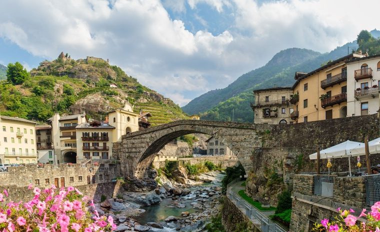 Pont-Saint-Martin, case e ponte romano