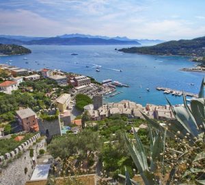 Tra La Spezia, Lerici e Portovenere si apre il Golfo dei Poeti: Veduta aerea dell'iconica chiesa costiera di Porto Venere…