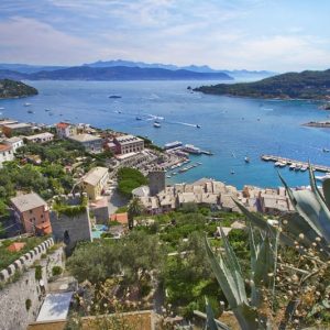 Tra La Spezia, Lerici e Portovenere si apre il Golfo dei Poeti: Veduta aerea dell'iconica chiesa costiera di Porto Venere…