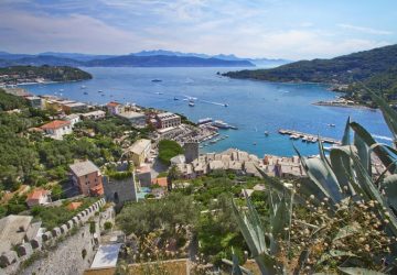Tra La Spezia, Lerici e Portovenere si apre il Golfo dei Poeti: Veduta aerea dell'iconica chiesa costiera di Porto Venere…