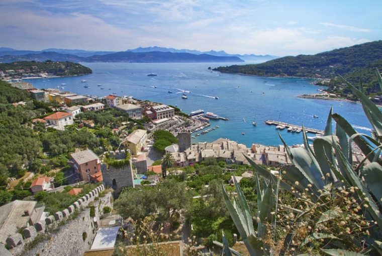 Tra La Spezia, Lerici e Portovenere si apre il Golfo dei Poeti: Veduta aerea dell'iconica chiesa costiera di Porto Venere…