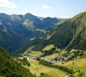 Val Brembana tra terme, borghi e sentieri per un weekend in quota: Il pittoresco borgo di Branzi, in Lombardia, Italia, con…