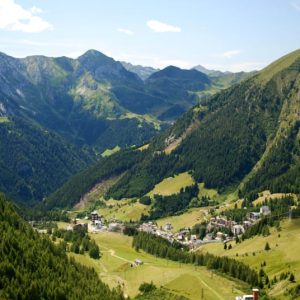 Val Brembana tra terme, borghi e sentieri per un weekend in quota: Il pittoresco borgo di Branzi, in Lombardia, Italia, con…