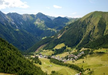 Val Brembana tra terme, borghi e sentieri per un weekend in quota: Il pittoresco borgo di Branzi, in Lombardia, Italia, con…