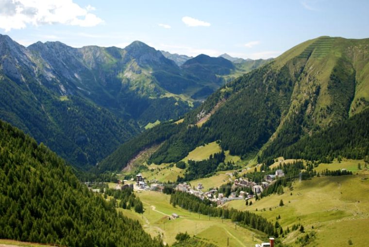 Val Brembana tra terme, borghi e sentieri per un weekend in quota: Il pittoresco borgo di Branzi, in Lombardia, Italia, con…